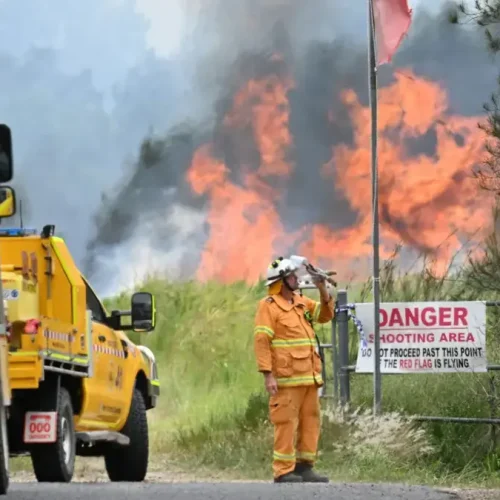 Fogos florestais e calor extremo forçam evacuação de centenas de casas na Austrália