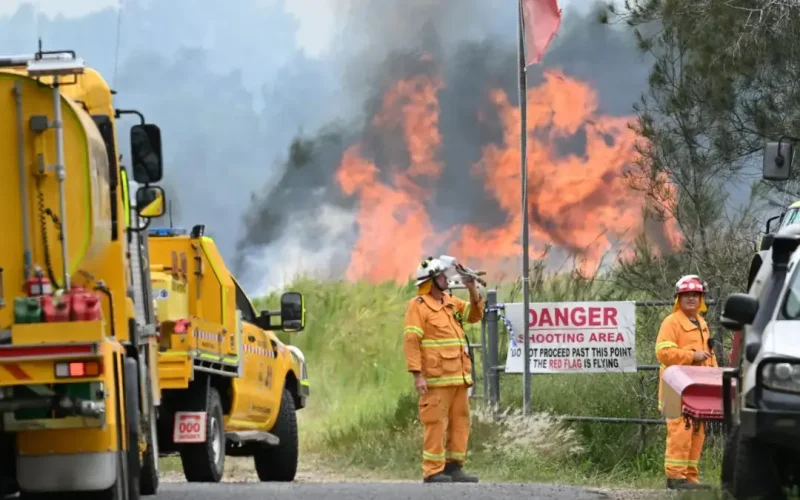 Fogos florestais e calor extremo forçam evacuação de centenas de casas na Austrália