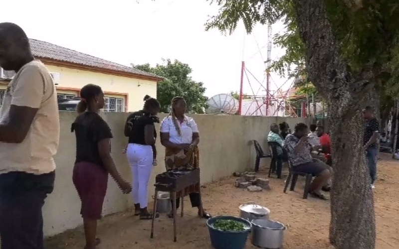 Funcionários de Quissico fecham portas do município e acampam por salários