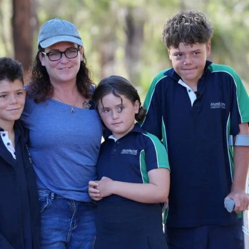 Adolescente nada quatro horas e salva família à deriva no mar australiano