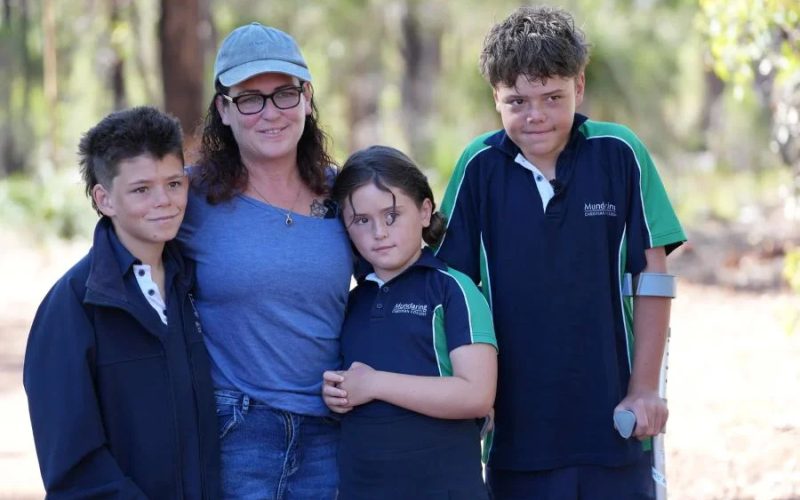 Adolescente nada quatro horas e salva família à deriva no mar australiano