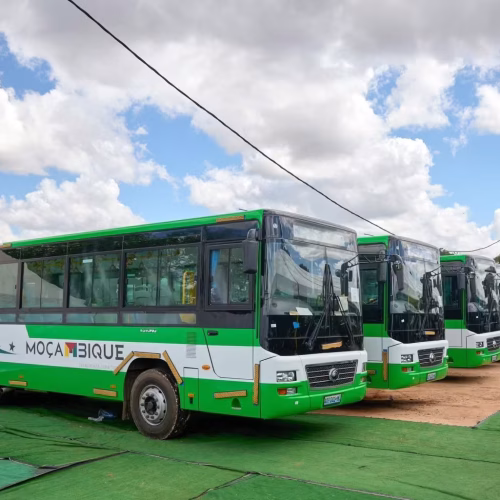 Governo de Moçambique entrega 200 autocarros para enfrentar crise de combustíveis