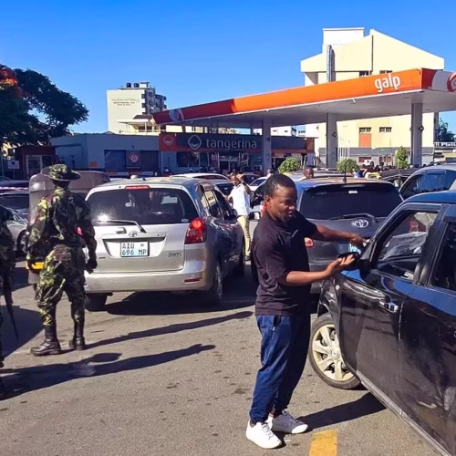 Governo de Moçambique nega risco de falta de combustível apesar das filas em postos