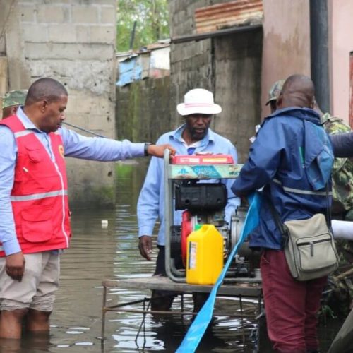 Governo entrega moto-bombas para combater inundações no bairro dos Pescadores
