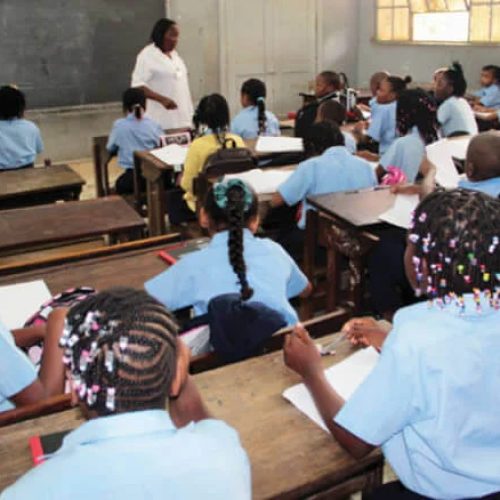 Governo introduz Física e Química no currículo da 7.ª Classe em Moçambique