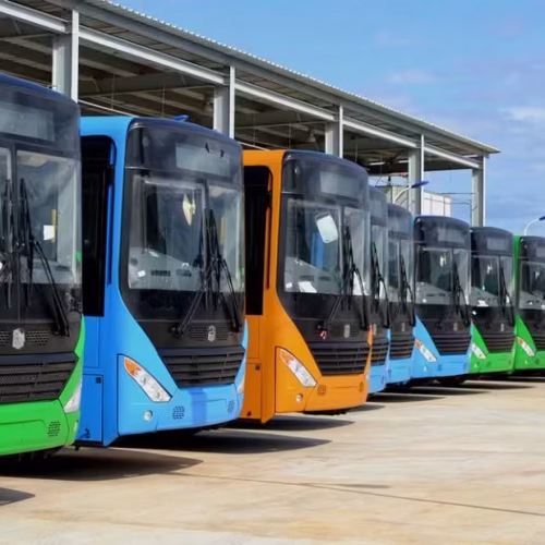 Governo reforça transporte público com entrega de 100 autocarros