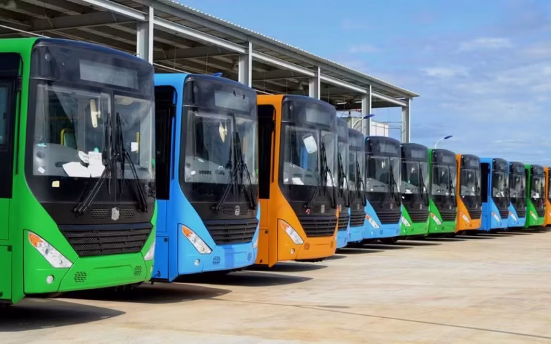 Governo reforça transporte público com entrega de 100 autocarros