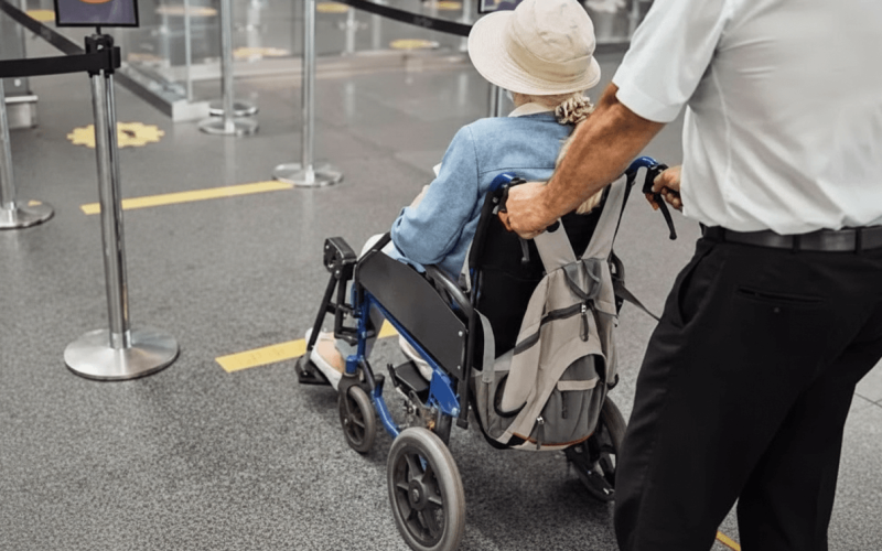 Homem tenta viajar com esposa morta em cadeira de rodas no aeroporto de Tenerife