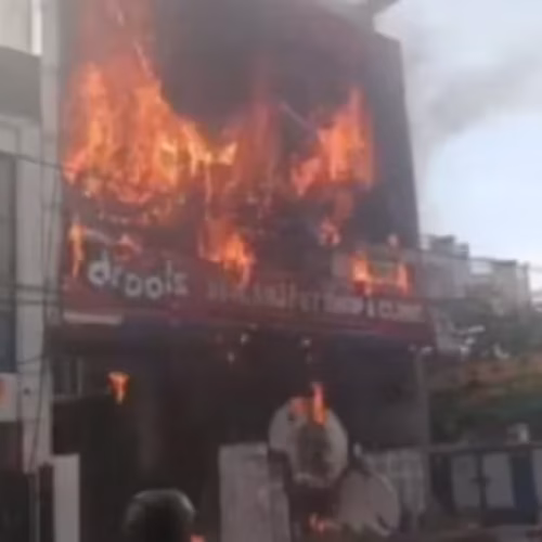 Incêndio devastador na Índia mata 15 jovens e deixa vários feridos