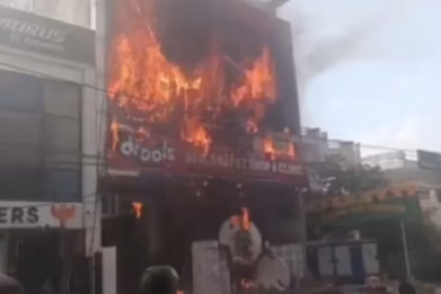 Incêndio devastador na Índia mata 15 jovens e deixa vários feridos