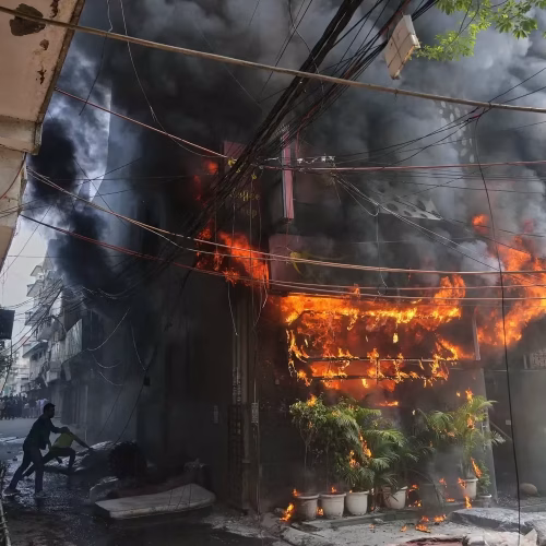 Incêndio em restaurante de Nova Deli resulta em pelo menos 20 mortes