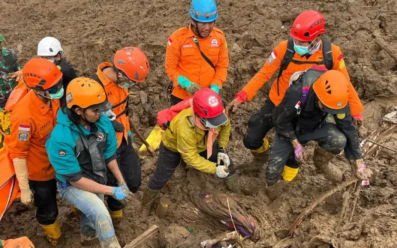 Indonésia regista 17 mortos e mais de 70 desaparecidos em deslizamento de terras