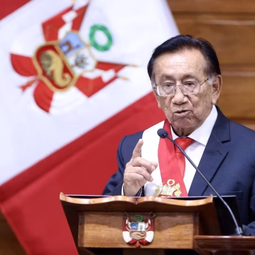 José Balcázar Zelada é eleito novo presidente interino do Peru