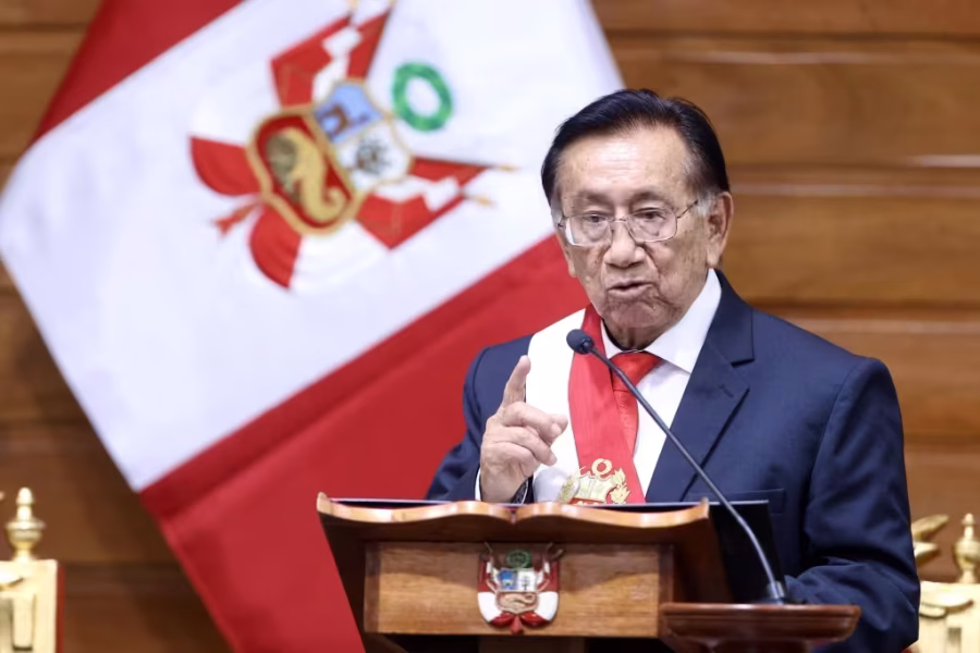 José Balcázar Zelada é eleito novo presidente interino do Peru