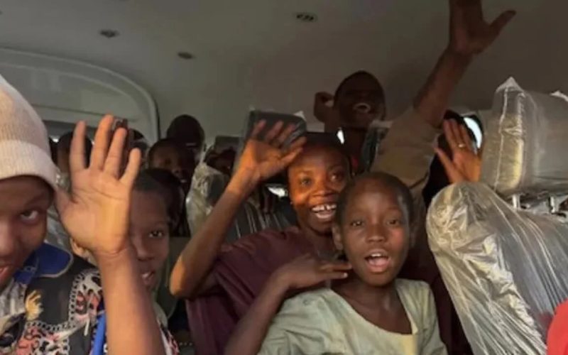 Libertos 130 estudantes raptados em escola católica na Nigéria