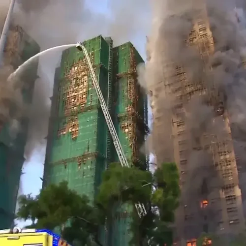 Líder de Hong Kong promete investigar incêndio mortal em complexo de arranha-céus