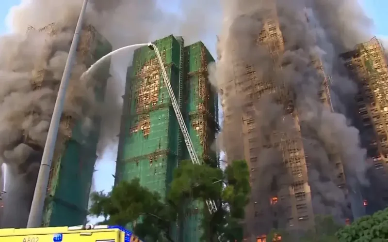 Líder de Hong Kong promete investigar incêndio mortal em complexo de arranha-céus