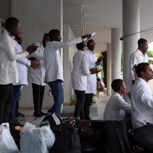MISAU reconhece atrasos e promete pagar subsídios aos médicos estagiários