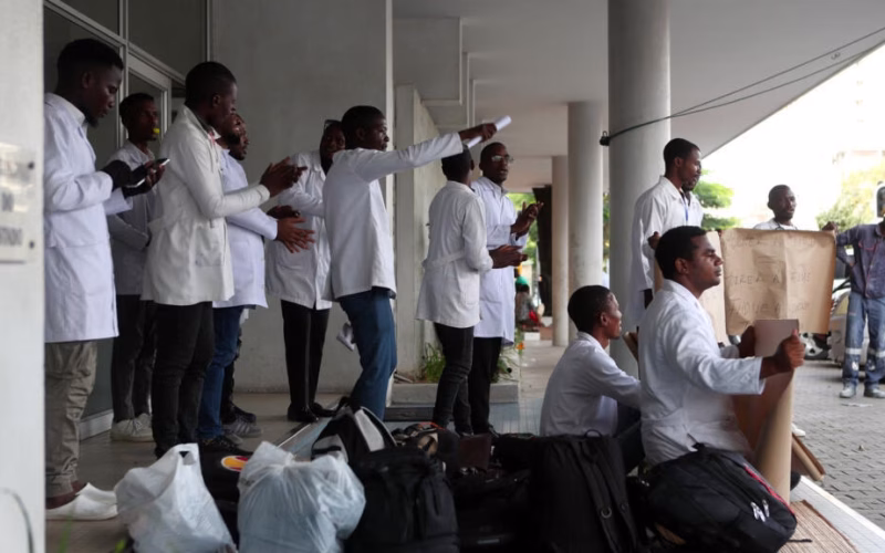 MISAU reconhece atrasos e promete pagar subsídios aos médicos estagiários