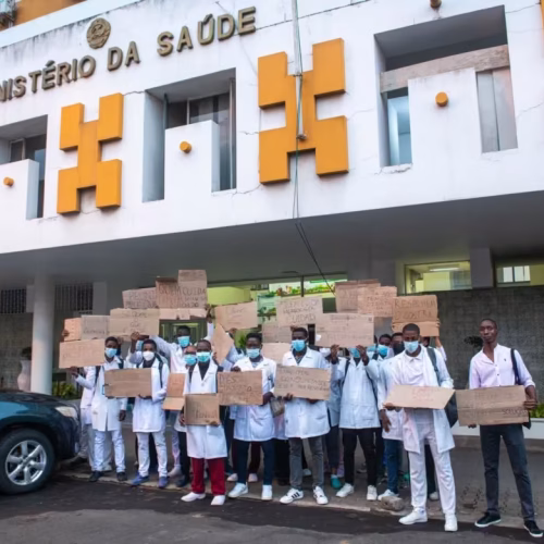 Médicos estagiários protestam contra atraso de subsídios em Moçambique