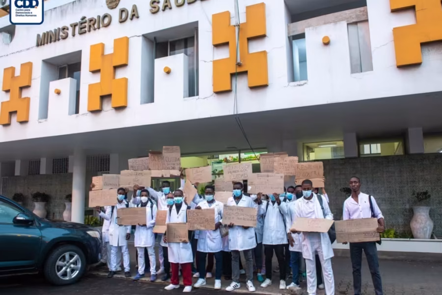 Médicos estagiários protestam contra atraso de subsídios em Moçambique