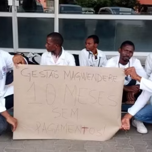 Médicos estagiários entram em greve indefinida por falta de salários