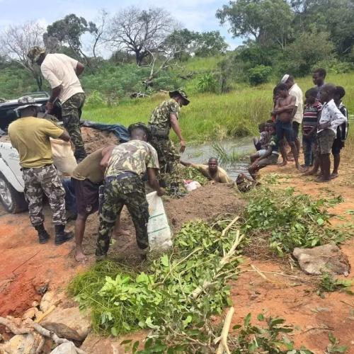 Militares reparam ponte em Cabo Delgado após chuvas intensas