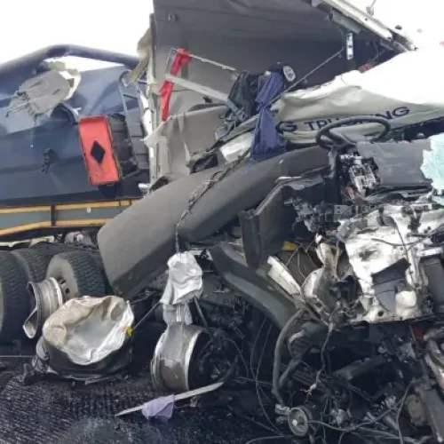 Moamba: Embate entre dois camiões causa morte de condutor na EN4
