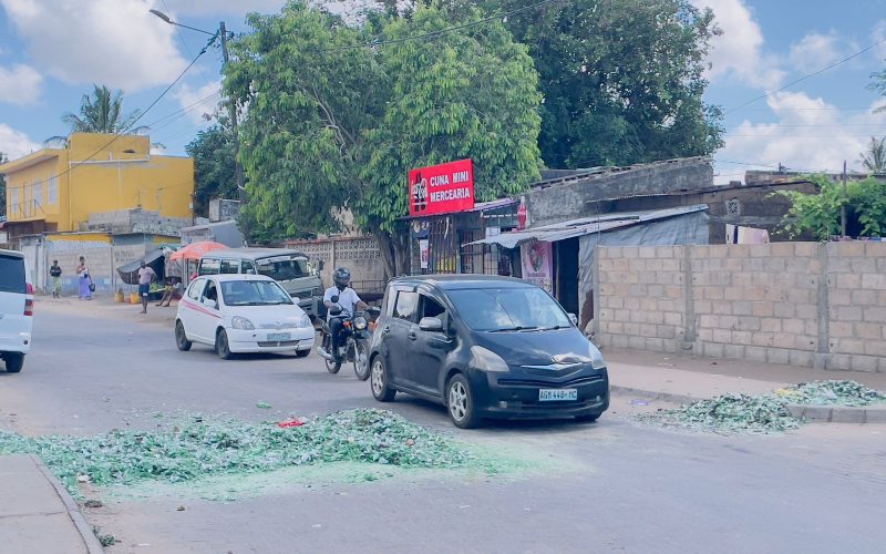 Moradores de Maxaquene bloqueiam via em protesto contra lixo acumulado