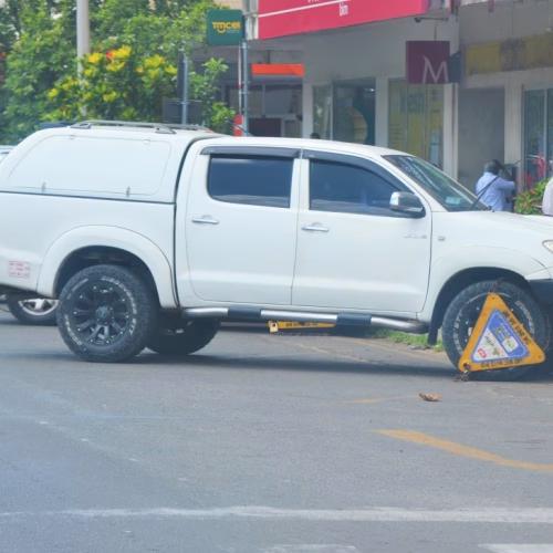 Motoristas reclamam de dupla cobrança em estacionamento público em Maputo