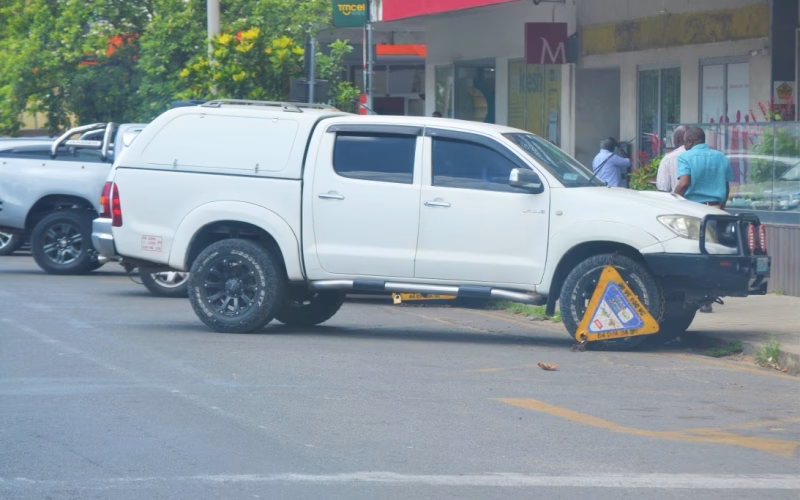 Motoristas reclamam de dupla cobrança em estacionamento público em Maputo