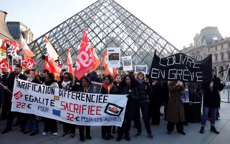 Museu do Louvre fechado após aprovação unânime de greve pelos funcionários