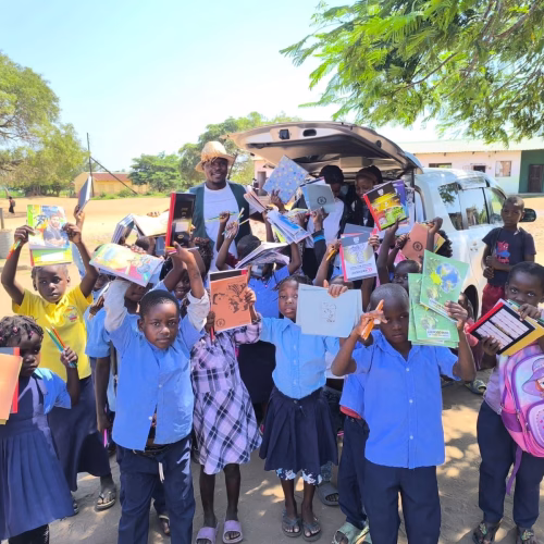 Músico Arnaldo Manhice doa material escolar a alunos de Maputo
