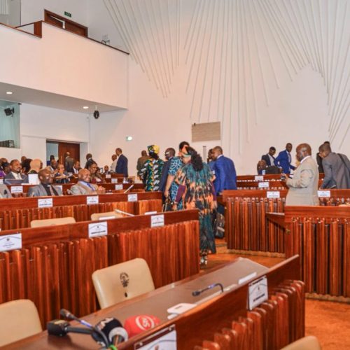 Oposição abandona plenária em protesto contra reforma fiscal em Moçambique
