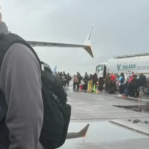 Passageiros evacuados após avião colidir com camião de combustível