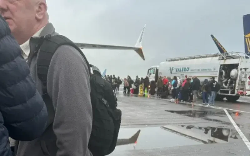 Passageiros evacuados após avião colidir com camião de combustível