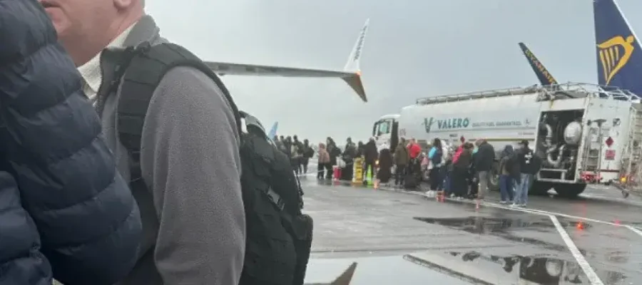 Passageiros evacuados após avião colidir com camião de combustível