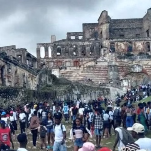 Pelo menos 30 pessoas morrem pisoteadas em forte turístico no Haiti