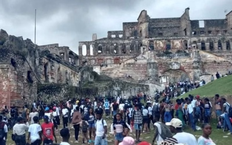 Pelo menos 30 pessoas morrem pisoteadas em forte turístico no Haiti