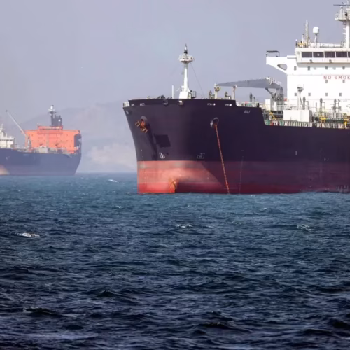 Petróleo dispara após Irão voltar a fechar o Estreito de Ormuz
