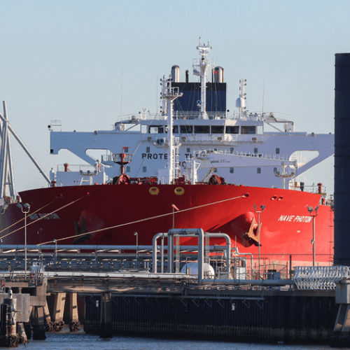Petróleo venezuelano volta ao mercado com venda supervisionada pelos EUA