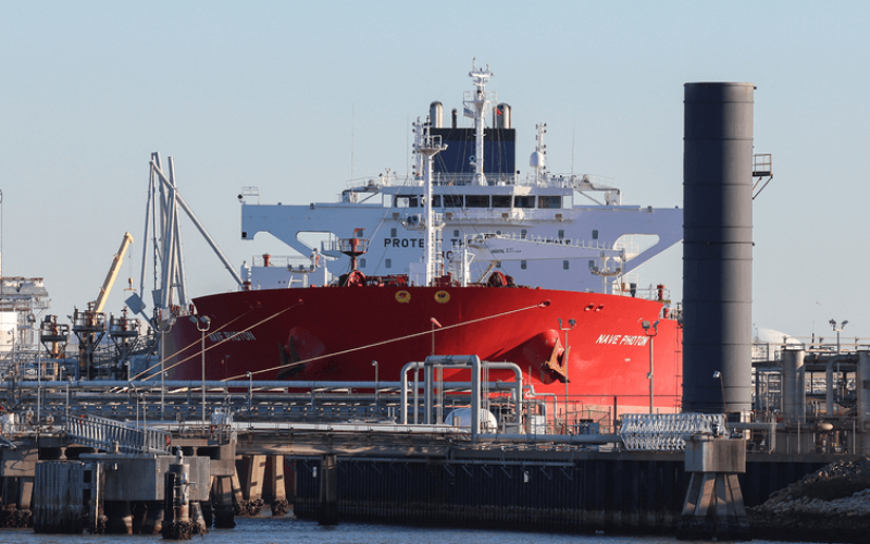 Petróleo venezuelano volta ao mercado com venda supervisionada pelos EUA