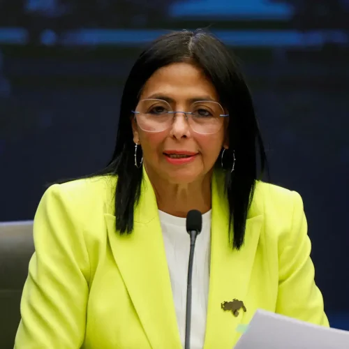 Presidente interina da Venezuela acusa EUA de restringirem exportações de petróleo