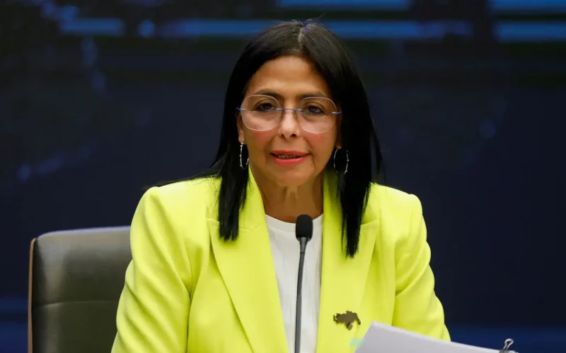 Presidente interina da Venezuela acusa EUA de restringirem exportações de petróleo