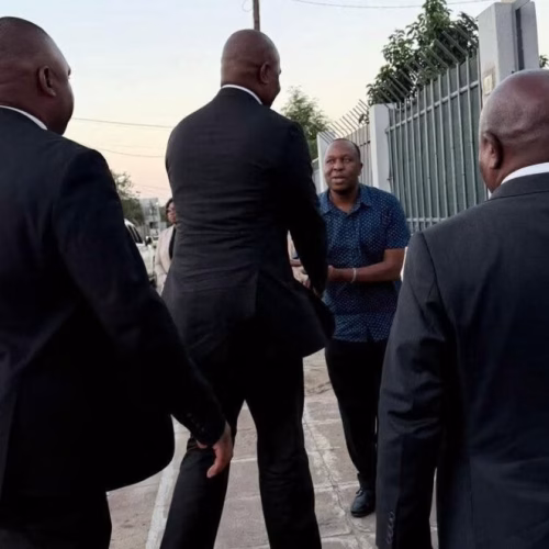 Chefe de Estado presta condolências à família Mondlane em Maputo