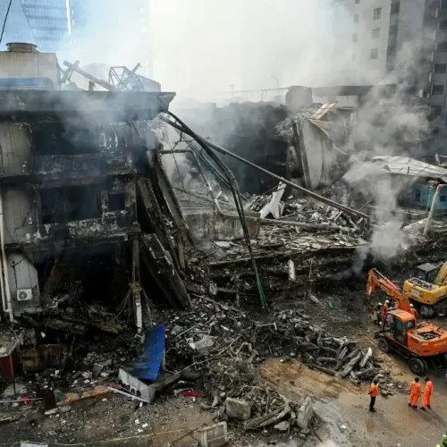 Prosseguem as buscas após incêndio em shopping que causou 26 mortes no Paquistão