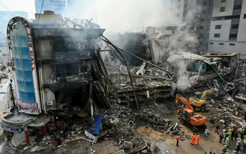 Prosseguem as buscas após incêndio em shopping que causou 26 mortes no Paquistão