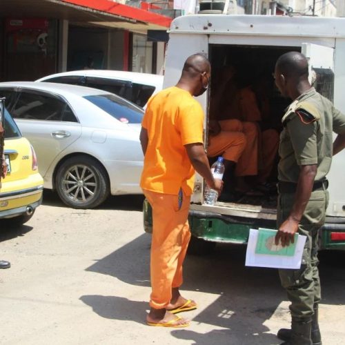 Moçambique testa pulseiras electrónicas para reduzir superlotação prisional