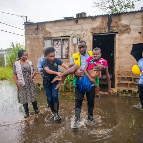 Resgate de mais de 100 famílias em Matola devido a inundações
