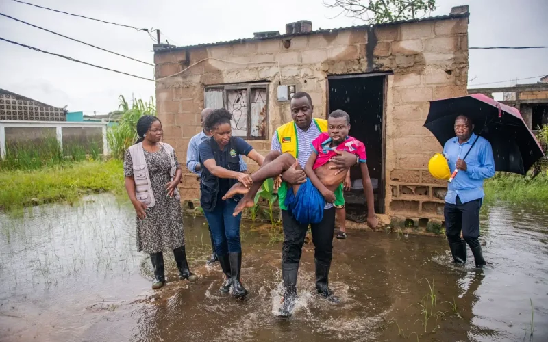 Resgate de mais de 100 famílias em Matola devido a inundações